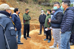 馬祖風景管理處規劃興建的東引停車場工程,基地下方埋有軍方油管,議長張永江邀集馬管處、東引指揮部、東引發電廠等單位進行會勘,共謀對策。(圖:連江縣議會)