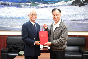 　送關懷到離島，景康藥學基金會與馬祖合作推動用藥宣導及藥事服務規劃，縣長劉增應9日會見該會董事長王在斌等來賓時表示樂觀其成。（圖／文：曹重偉）