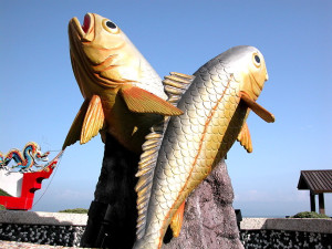 　橋仔廣場兩尾大黃魚雕像經常被介紹為黃唇魚，其實大黃魚與黃唇魚是同科不同屬的魚。（圖：本報資料室）