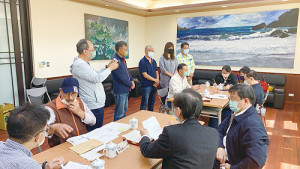 王忠銘10月26日與地方4位民意代表、候選人等向111年度馬祖巡察監委提交連署陳情書,希望請陸委會恢復金馬小三通。(圖:馬祖日報資料)