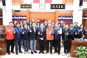 ▲縣議會第7屆第8次定期會圓滿劃下句點;出席議員與縣長劉增應及縣府一級單位主管合影留念,互道珍重-2022-11-03。(資料圖)