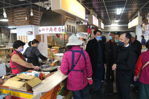　介壽獅子市場蹓市集正式開幕，府會首長等共同參與開幕典禮，並參觀改造成果，體驗舒適的購物空間。（圖／文：吳嘉榮）
