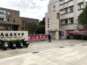 　111年特種考試地方政府公務人員考試馬祖考區與全國同步登場，考試委員何怡澄來馬關心，會同馬中校長、人事處人員共同巡場。（圖／文：曹重偉）