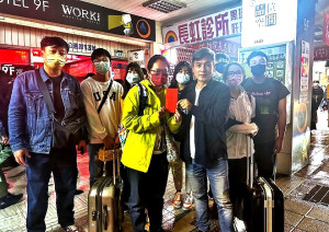 　東引國中畢業班展開南台灣畢業旅行，鄉長林德建贈送程儀，祝福旅途愉快平安。（圖：東引國中小）