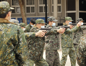 軍官連實施機械訓練。(圖:林家豪)
