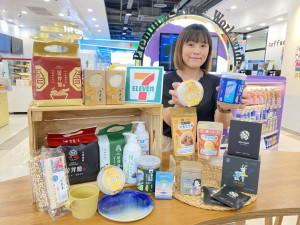 7-ELEVEN離島門市限定馬祖Z.O小柒咖啡包裝以馬祖戰地文化為背景融入現代文化,是回家送給親友的最佳特色伴手禮。7-ELEVEN攜手青年社企打造最大在地優質選物平台,12月12日起陸續推出22項區域限定特色伴手禮。(圖/7-ELEVEN提供)