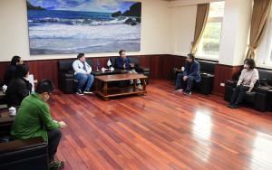 　劉增應12日會見臺灣大學流行病學與預防醫學研究所教授陳秀熙、加拿大麥基爾大學教授Philip Buckley等人，感謝台大團隊長年協助。（圖／文：曹重偉）