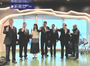 立委陳雪生、連江縣長當選人王忠銘、議長張永江、議員及中華馬祖同鄉會理事長12日在桃園登機赴大陸前合影暨在廈門與福建省、福州市商討小三通復航商談。(圖:連江縣議會提供)