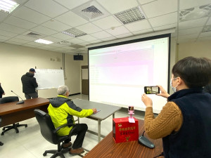 環資局111年度「機車定檢、健康不減」抽獎活動13日由局長張壽華以電腦程式公開抽出30位幸運民眾,請自19日起領取。(圖:連江縣環資局)