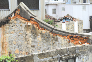 　東引近幾年雖然出現住屋不足問題，但是南澳聚落舊街區傳統民居仍有不少是處於閒置或毀棄的狀態，出入交通不便、工程成本高是整建意願低的主因。（圖／文：陳其敏）