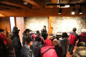 作為中路故事館「祥記商店」開幕,議長張永江、鄉長林德建等為展館揭幕暨場館佈設物件,重現早年場景。(圖:東引鄉公所)