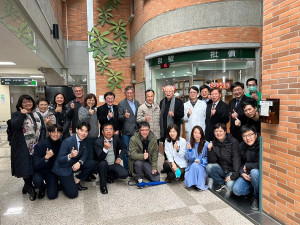 臺北醫學大學董事長陳瑞杰、校友總會理事長李靜蘭一行抵馬關心馬祖校友現況,縣長劉增應以馬祖校友會長身分熱情迎接。(圖:連江縣衛福局)