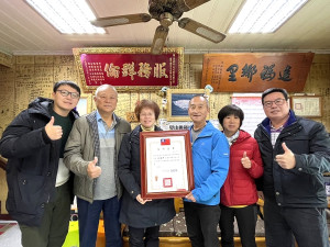 縣選委會本週起頒發當選證書給第12屆鄉長當選人,16日上午由選委會總幹事曾玉花頒發給北竿鄉長當選人吳金平。(圖:連江縣選舉委員會)