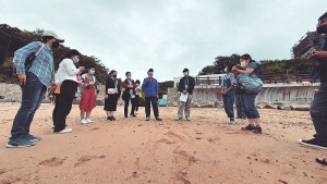　小島旦藝文團隊《兵兵島》走讀+講座第6場作家線：遺世獨立的芙蓉秋桂走讀+講座，由醫師謝昭華，並邀侯全寶共同解說西尾境（四維）前世今生。（圖：小島旦藝文團隊）