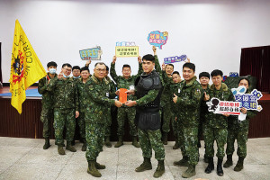 　指揮官表揚各量級奪冠人員。（圖：張宥芯）