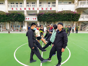 賽前官兵相互精神鼓舞。(圖:張福星)