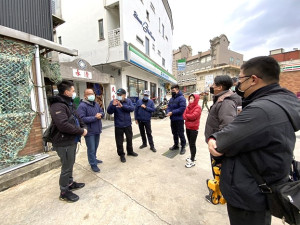 　南竿清水廣場路口科技執法設備12月執法以來開出17張罰單；日前各單位特別前往現勘研議精進方案。（圖／文：馮紹夫、連江縣警察局）