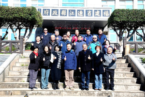 　縣長劉增應19日主持任內最後1次主管月報感謝公務團隊8年來努力付出及表現，掌聲與榮耀屬於全體縣民；張龍德代表致贈「勤政愛民、懋績可風」紀念品。（圖／文：曹重偉）