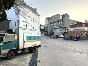 交通旅遊局7日進行清水廣場現勘,部分停車格將重新劃設滿足民眾與業者使用。(圖:交通旅遊局)