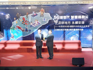 連江縣災害防救工作再獲肯定,110年度評比獲得縣級特優,東引鄉公所、山隴社協及馬祖酒廠獲績優單位,局長曹典鈺代表前往受獎。(圖:連江縣消防局)
