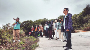 小島旦藝文團隊《兵兵島》走讀第7場:削山霧鎖的空投機場走讀,由旅遊解說經驗陳其平講述南竿機場演變,提供年輕學員認識機場興建過程及馬祖空運史歷程。(圖:小島旦藝文團隊)