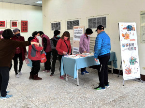 翻轉長照、一切照常-長期照顧主題書展宣導列車21日開抵馬祖圖書館,邀請熟悉好朋友所長洪于婷分享1966勿忘我失智症講座。(圖/文:曹重偉)
