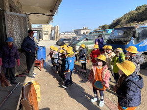 　塘岐國小幼幼班巡迴北竿全島向各村民眾報佳音。（圖／文：陳鵬雄）