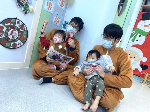 東莒公共托育家園22日提前歡慶聖誕節。(圖/文:蔡夢玲)