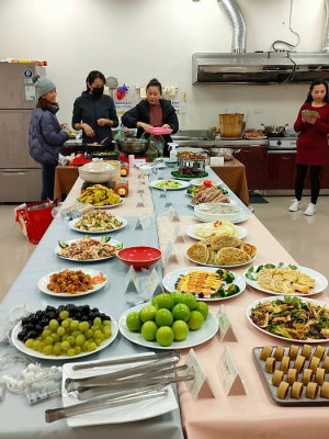一家一菜,異鄉料理大熔爐活動準備30道美味佳餚,大江南北美食讓人賞心悅目、食指大動。(圖:連江縣新住民家庭服務中心)