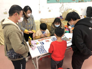 第八屆寶可夢大賽落幕,陳小胖「火爆多龍」登上王座,亞軍由許鈞翔「夢幻匯流」獲得;同好會感謝「羅卡夢BG」提供獎品。(圖:馬祖寶可夢卡牌同好會)