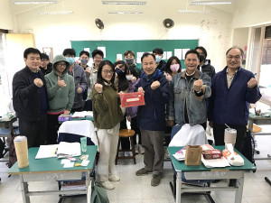 　縣長劉增應、準縣長王忠銘、教育處長陳冠人為高三考生獻上包中祝福。（圖：教育處、吳嘉榮）