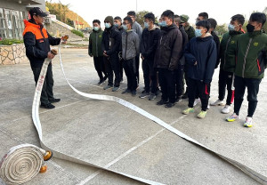 消防局莒光分隊、東莒分隊結合莒光守備大隊,舉辦「災害防救消防訓練」,藉以厚植國軍救災技能,發揮支援效能與合作默契,讓鄉親能平安過好年。(圖/文:宋幸儒、莒光消防分隊)