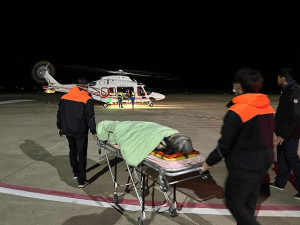一名七十多歲遊客芹壁摔跤造成大腿嚴重骨折,22日晚間連夜以直昇機後送台北。(圖/北竿消防隊)
