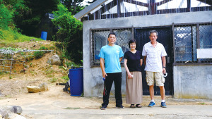 ▲張偉在東引苗圃前後期同事(左起:蔡行光、陳翠玲、陳杭耀)。
