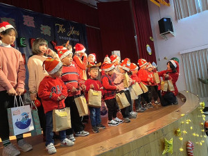 東莒國小與附幼兒園24日上午舉行耶誕節才藝表演活動。(圖/文:蔡夢玲)