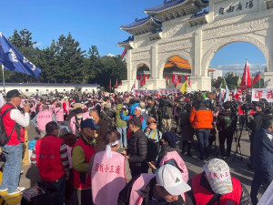 還我小三通大遊行24日沿途千人高喊「還我小三通,我要回家過年」,抗議政府當前政策是兩套標準;金馬立委、國民黨人士等到場力挺,疾聲呼籲中央完全開放。(圖:還我小三通大遊行籌備會)