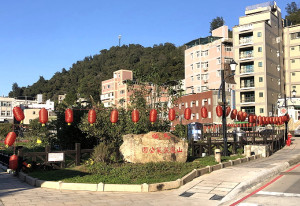 　春節近了，山隴境白馬尊王廟管會24日上午展開新春牌樓搭建及花燈佈置工作，在眾人齊心協力下，花費一天功夫就大功告成。（圖／文：曹重偉）