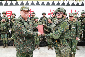 司令與部隊官兵實施合影。(圖:黃啟鈞)