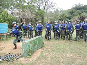 官兵實施手榴彈野戰投擲,為連隊爭取佳績。(圖:鄭恆佳)