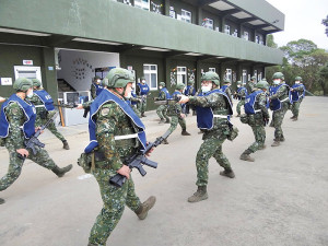 官兵實施刺槍測驗,展現高昂士氣。(圖:鄭恆佳)