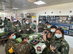 官兵熱情參與冬至暨聖誕節活動。(圖:何蕙圳)