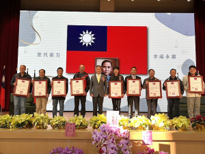南竿鄉長林志東25日接下印信宣誓就職,並頒發當選證書給南竿9村村長。(圖/文:馮紹夫)