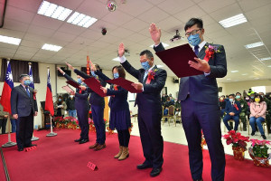 　東引鄉第12屆鄉民代表王維德、張雪華、陳子驎、林宇超、劉家宏宣誓就職。（圖／文：陳其敏）