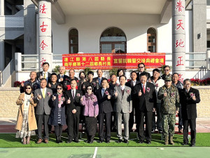 連江縣長王忠銘25日宣誓就職,從前縣長劉增應手中接下印信。(圖:馮紹夫)