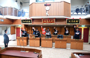 　連江縣第8屆縣議員25日宣誓就職，隨即進行正副議長選舉，議長由張永江獲6票連任，副議長由林明揚獲5票當選。（圖／文：曹重偉）