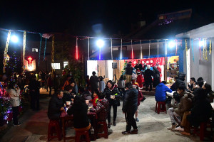 馬港天主堂25日晚間舉辦子夜彌撒,百餘人一起讚美天主、高唱聖歌;彌撒後還有美食饗宴及摸彩活動,度過溫馨夜晚。(圖/文:曹重偉)