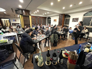 產發處島上好社區「開門週」踩線12個自力改造創新空間,22日龍福山莊酒事要快樂、聖誕葡萄酒教召令活動大成功。(圖:龍福山莊提供)