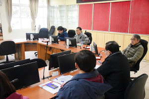 　新任縣長王忠銘26日正式上班第1天，主持上任後首次主管週報，介紹副縣長陳冠人，期許團結和諧，把事情確實解決。（圖／文：曹重偉）