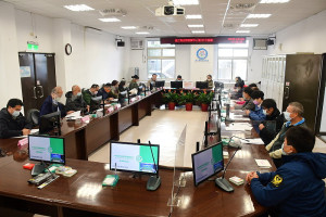 　疫情指揮中心26日召開第193次防疫會議，縣長王忠銘頒贈聘書給前縣長劉增應，擔任指揮中心首席顧問，繼續為防疫工作貢獻心力。（圖／文：曹重偉）