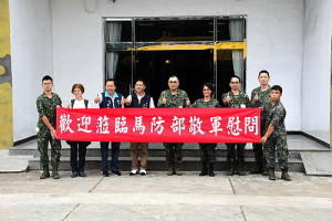馬防部指揮官陳文星(圖中)晉任中將,圖為連江縣111年秋節敬軍活動。(圖:馬祖日報)